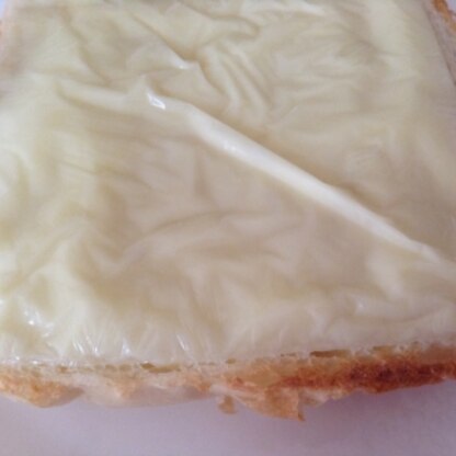 こんばんわぁ〜♡今朝の朝食に作りました♪チーズと蜂蜜の大好きな甘じょっぱ味のトーストで、とっても美味しかったです♡
ごち様でした(⌒▽⌒)